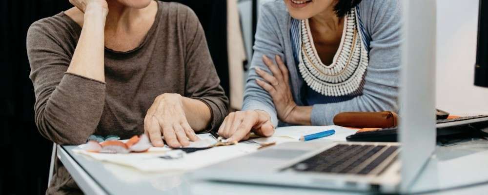 ファッションスタジオで働く2人のプロのデザイナーの画像