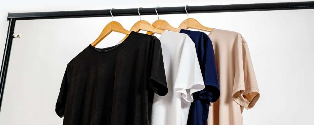 シックカラーのTシャツがハンガーに掛かっている画像