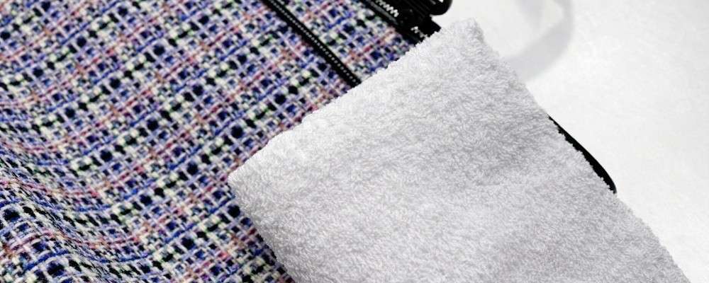 シャネルの鞄を拭く画像