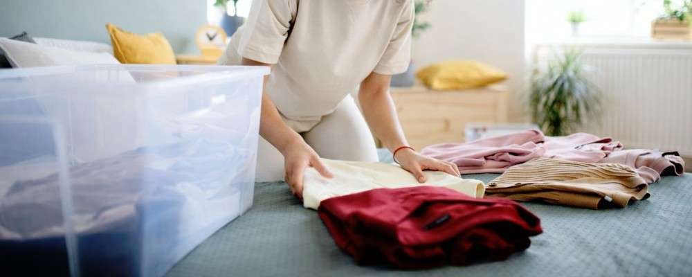 衣類整理をする女性の画像