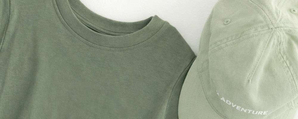 白地に緑のtシャツと帽子の画像