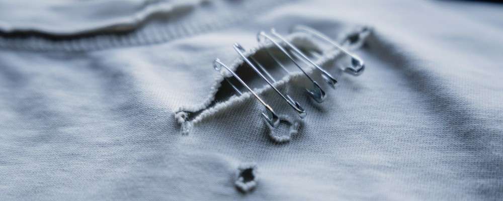 安全ピンで留められた服の画像