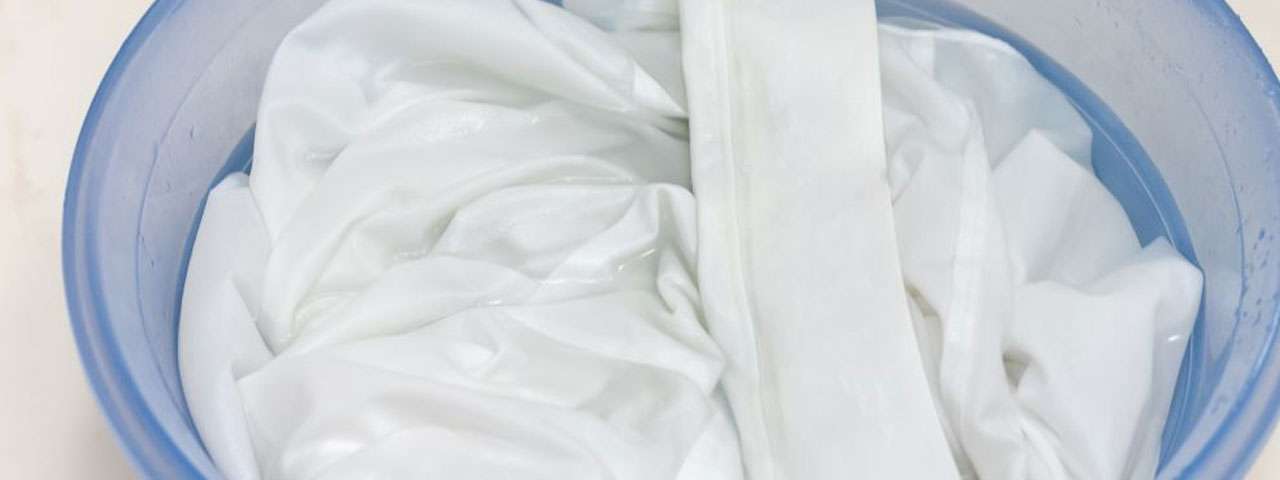 洋服の黄ばみは自宅でも落とせる?クリーニングに出すべきポイント 自宅ケアで対応できる黄ばみのレベル 画像