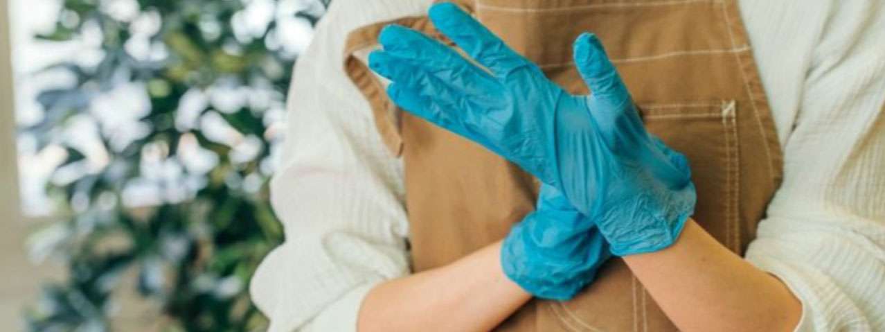 ③ゴム手袋で手肌を保護する 画像