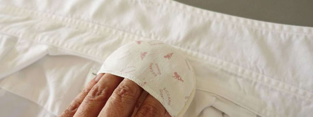 襟元にベビーパウダーを塗って汚れ防止 画像